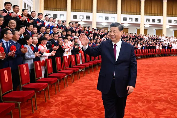 2022年4月8日,北京冬奥会、冬残奥会总结表彰大会前,习近平总书记会见北京冬奥会、冬残奥会突出贡献集体代表、突出贡献个人和中国体育代表团成员。