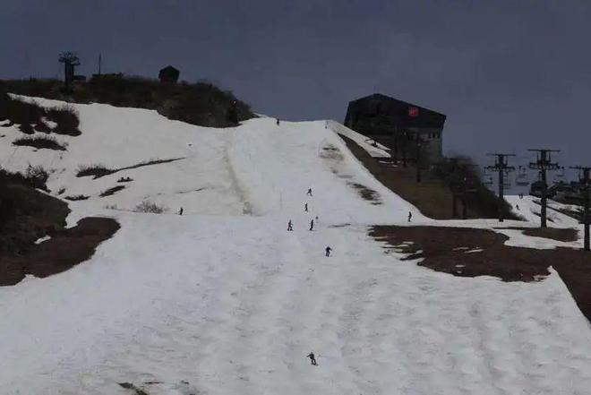 雪季最后一天,滑雪者在八方尾根滑雪场滑雪